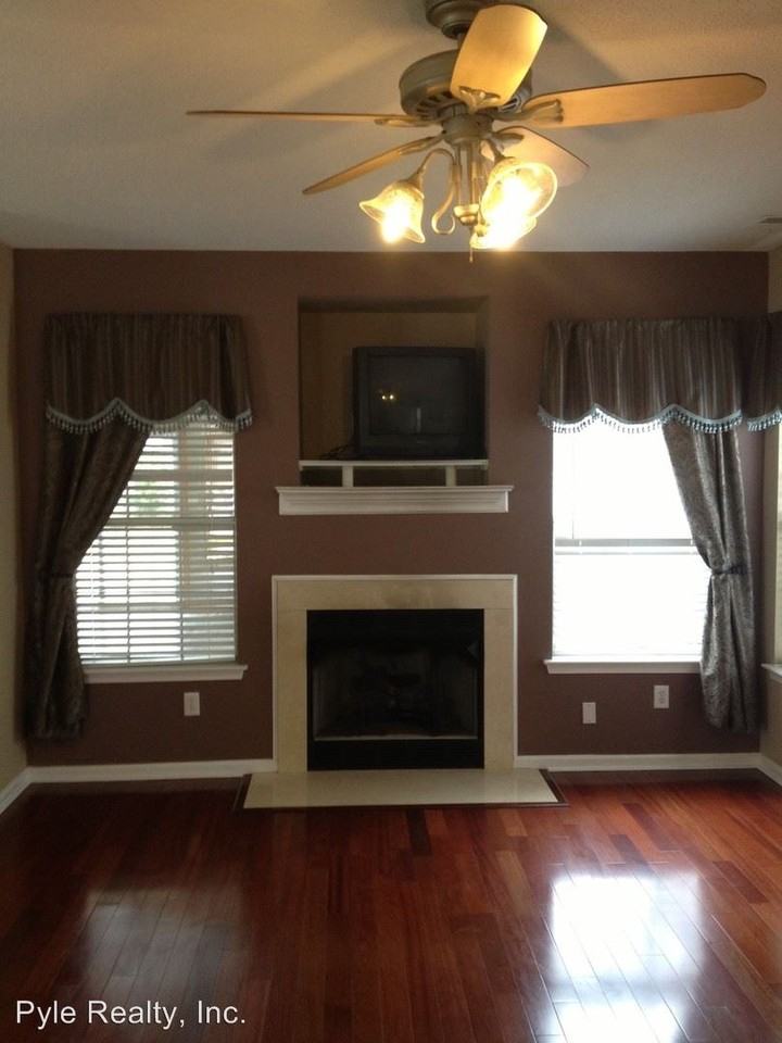 828 22nd St - Photo 2 of 9