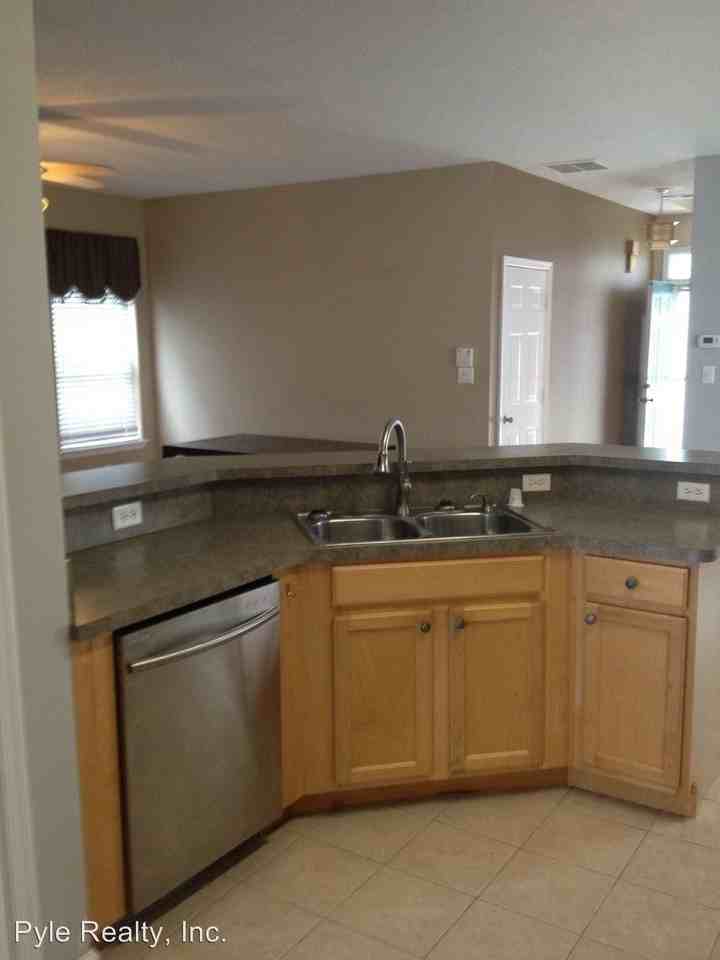 828 22nd St - Photo 3 of 9