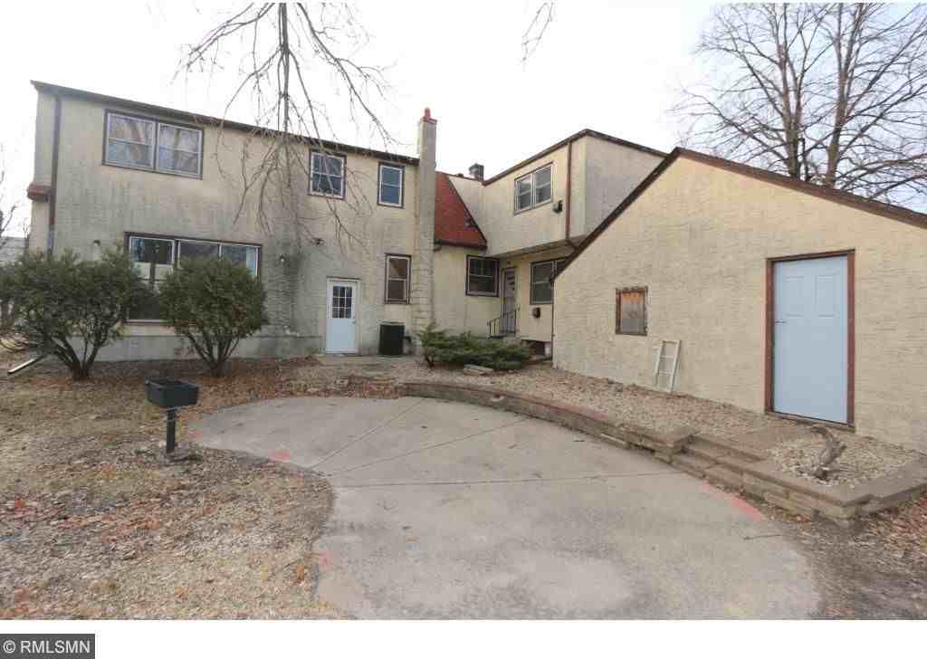 1490 Hastings Ave - Photo 3 of 16