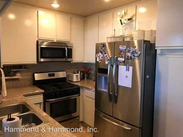 13801-13821 Oxnard St - Photo 3 of 9