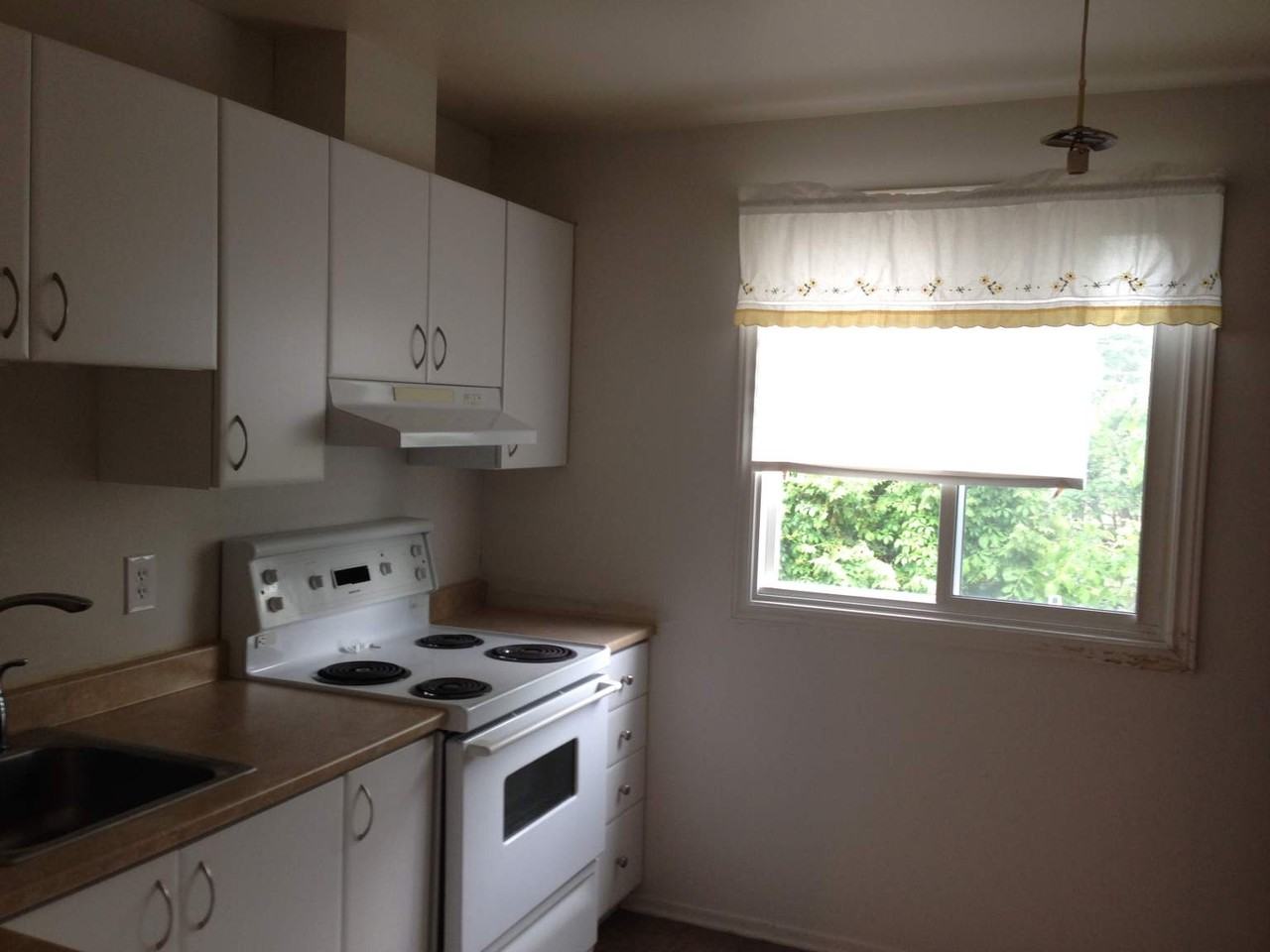 1975 Greenway Park Ln - Photo 3 of 8