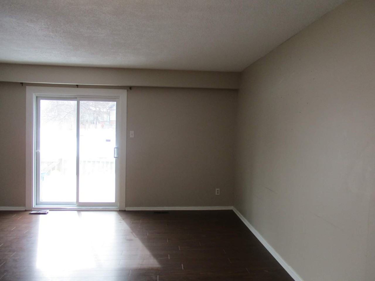 443 Moodie Dr - Photo 2 of 8