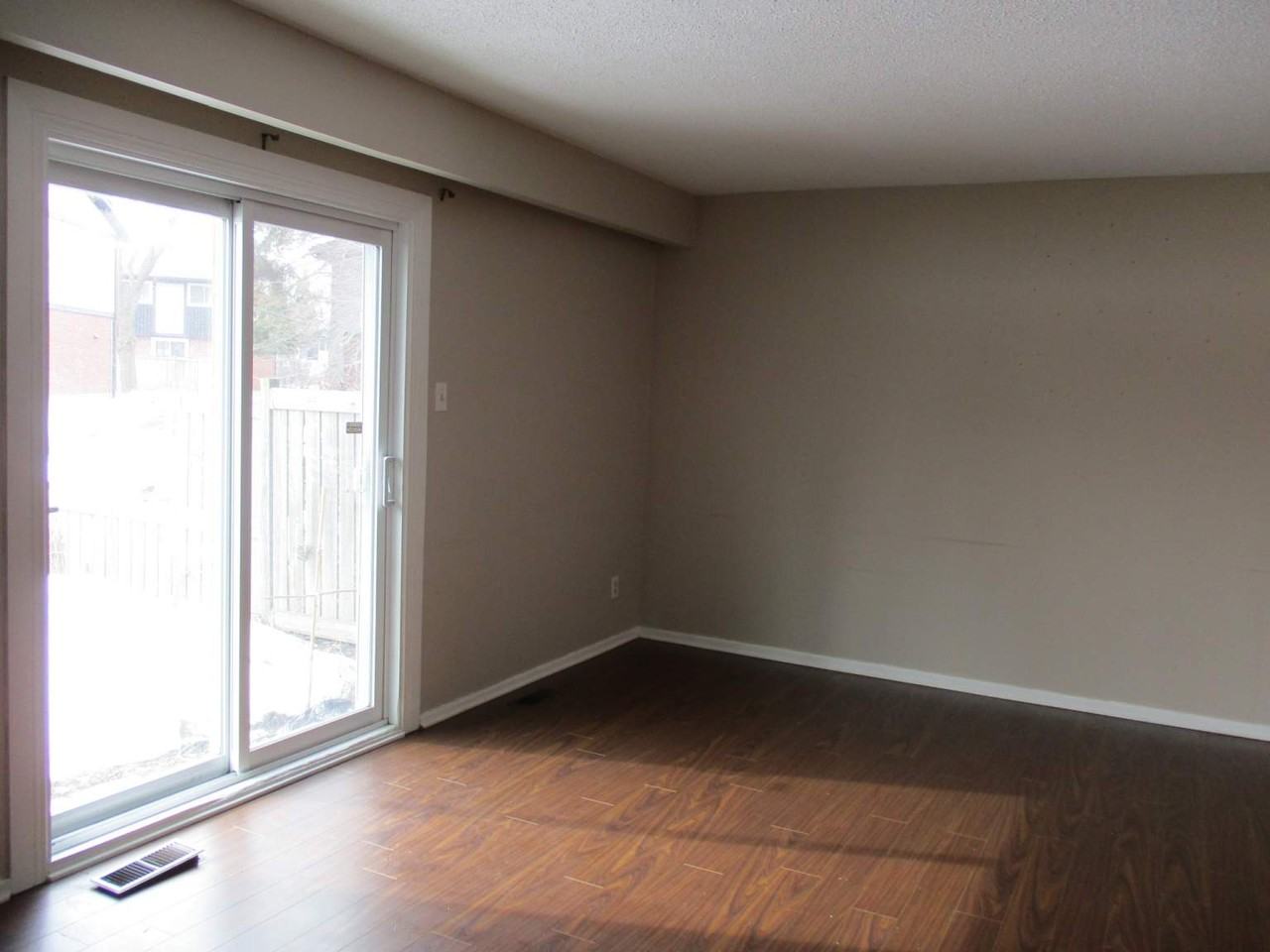 443 Moodie Dr - Photo 3 of 8