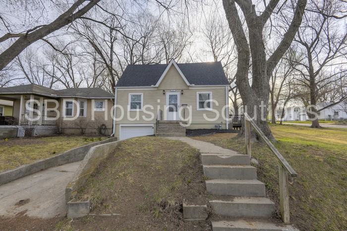 807 S Fairview Ave - Photo 2 of 32