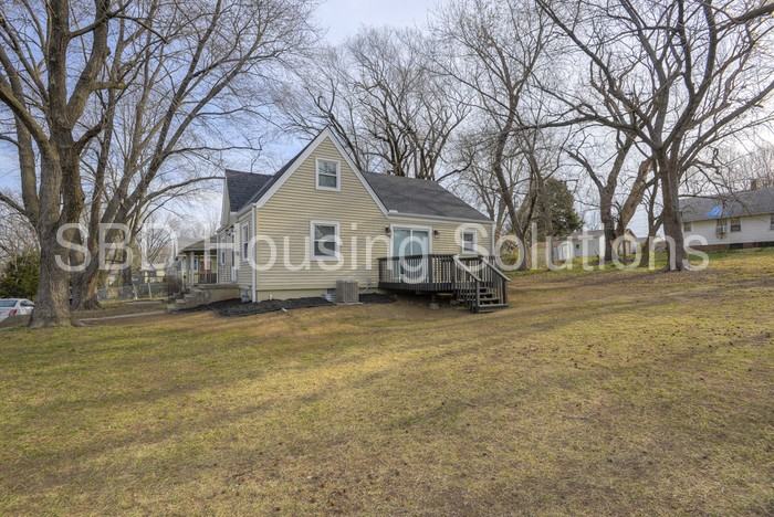 807 S Fairview Ave - Photo 3 of 32