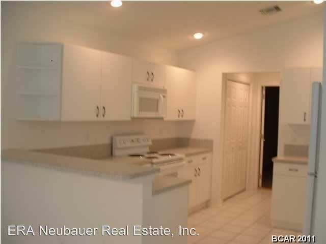 243 Oxford Ave - Photo 2 of 10