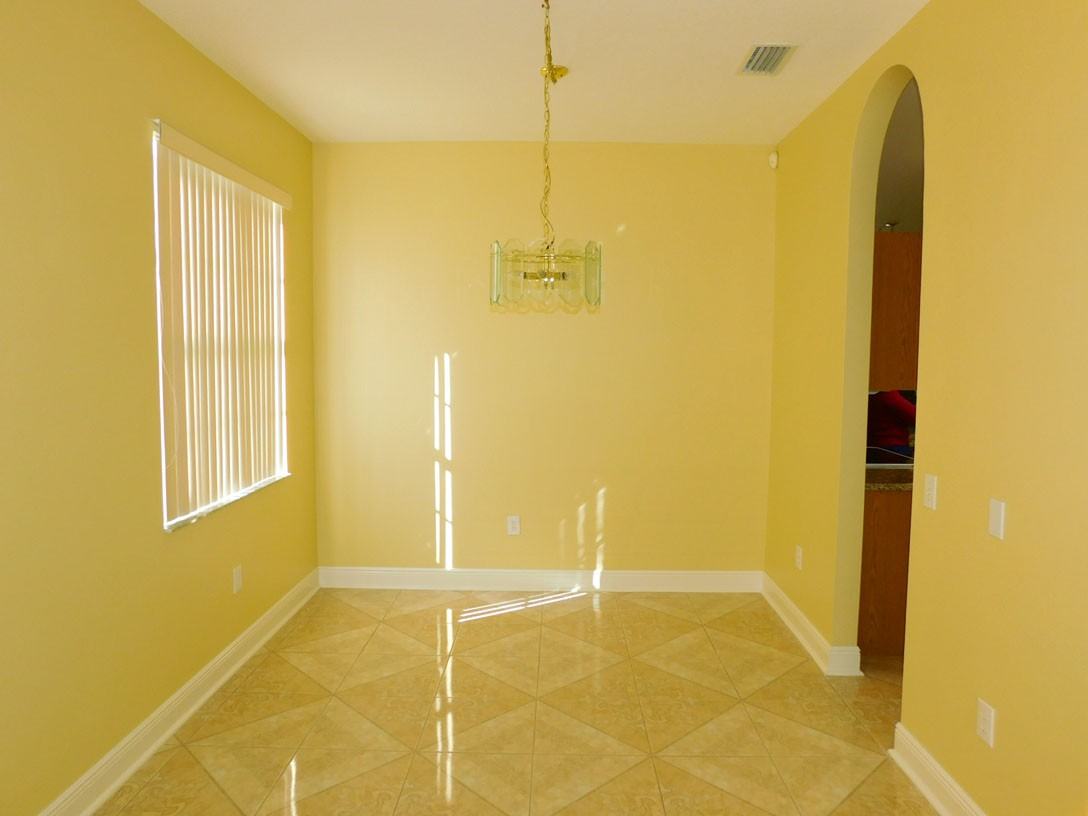 1221 Yardley Dr - Photo 3 of 13