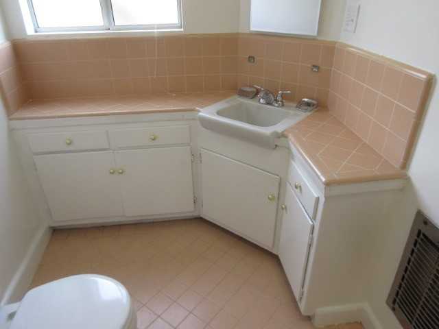 1253 N Mansfield Ave - Photo 2 of 26