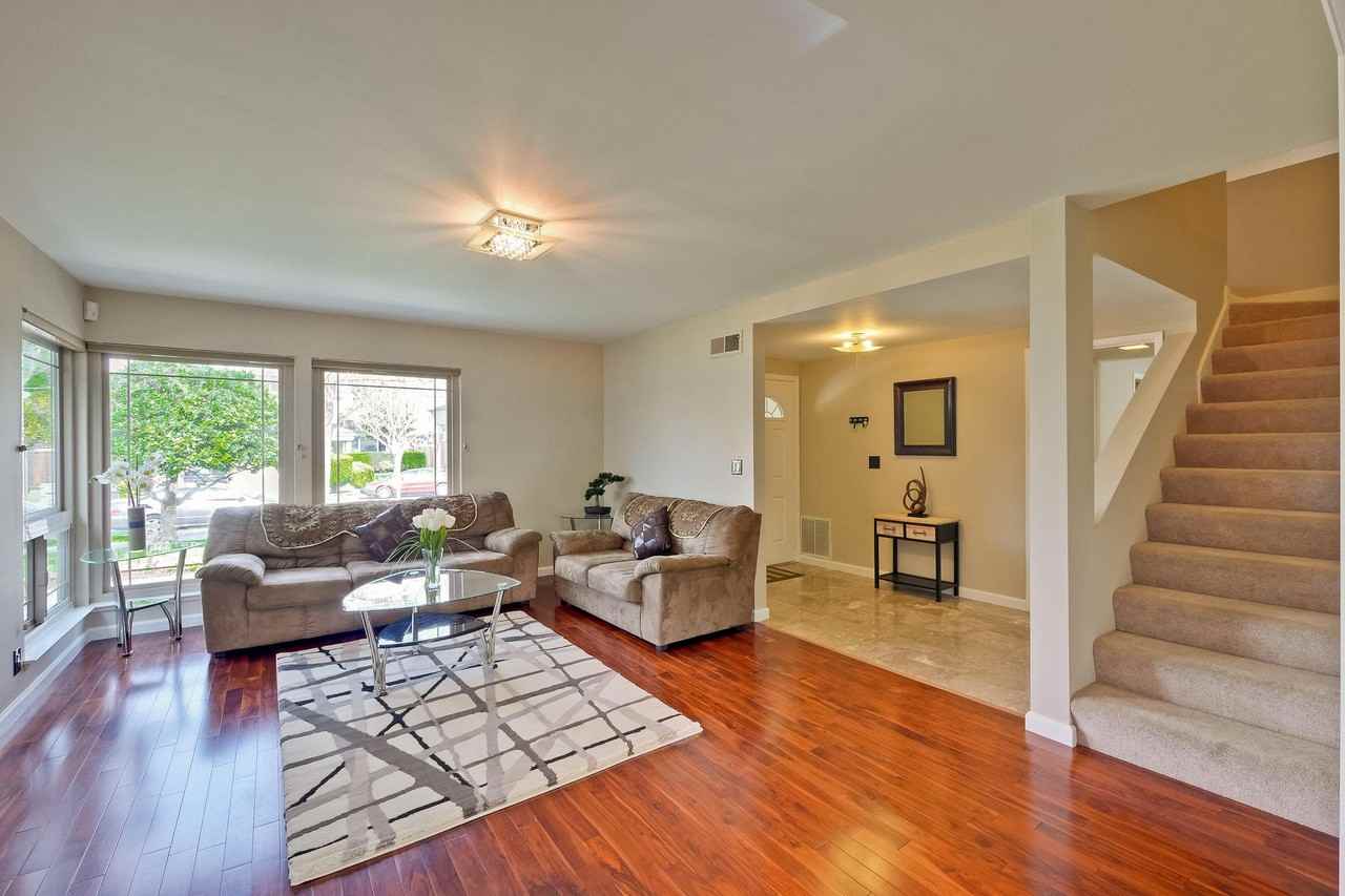 214 Wyandotte Dr - Photo 2 of 19