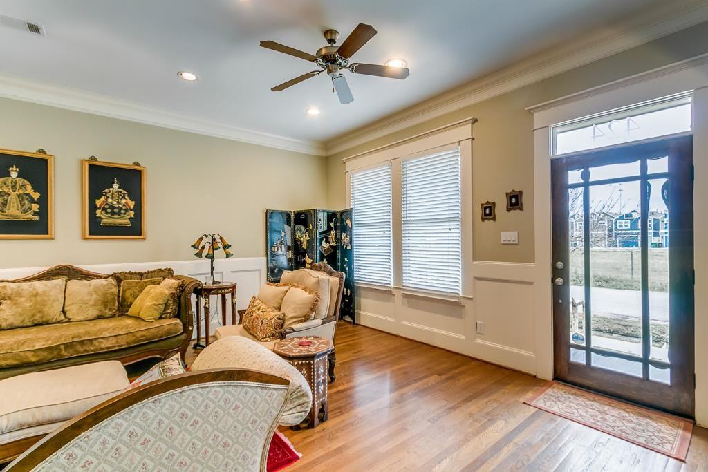 424 W 25th St - Photo 3 of 20