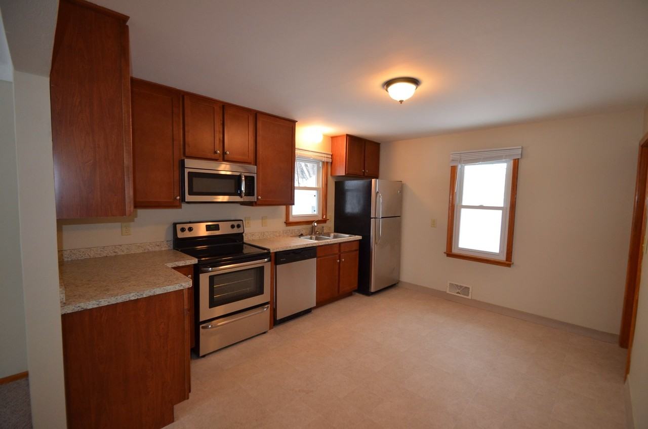 226 Ash St W - Photo 2 of 8