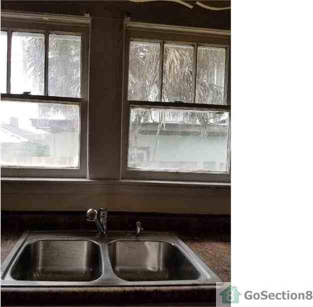 411 Montgomery St - Photo 2 of 7