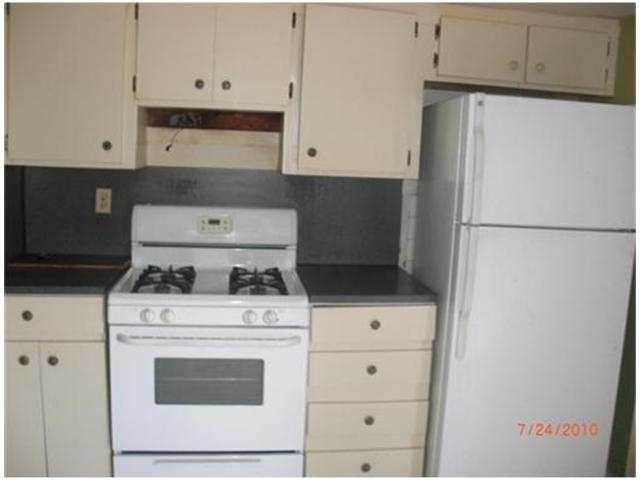 3200 NW 18th St - Photo 3 of 9