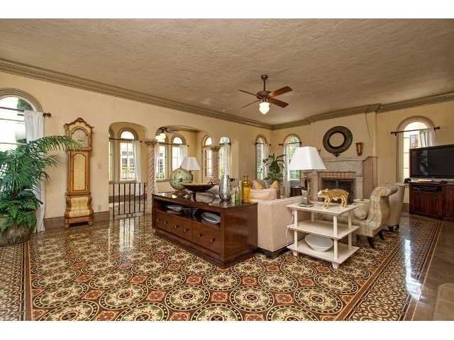 2330 Prairie Ave - Photo 3 of 9