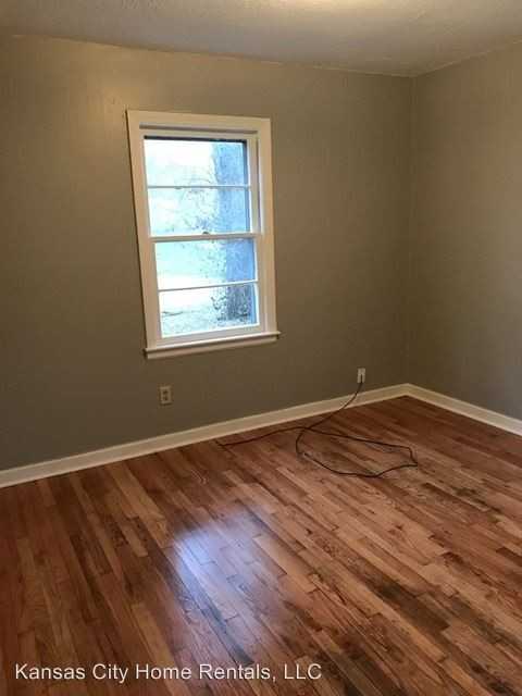 325 S Central St - Photo 3 of 10