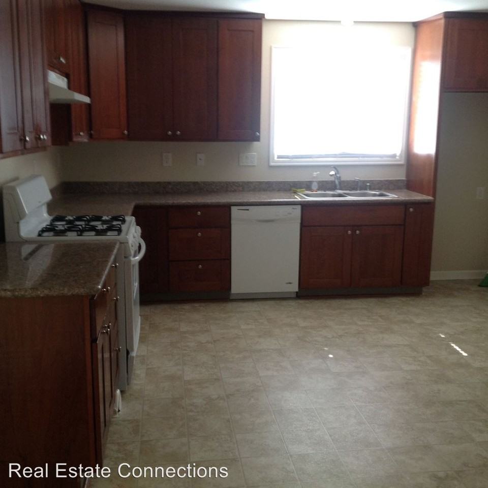 244 Chalet Ave - Photo 3 of 7