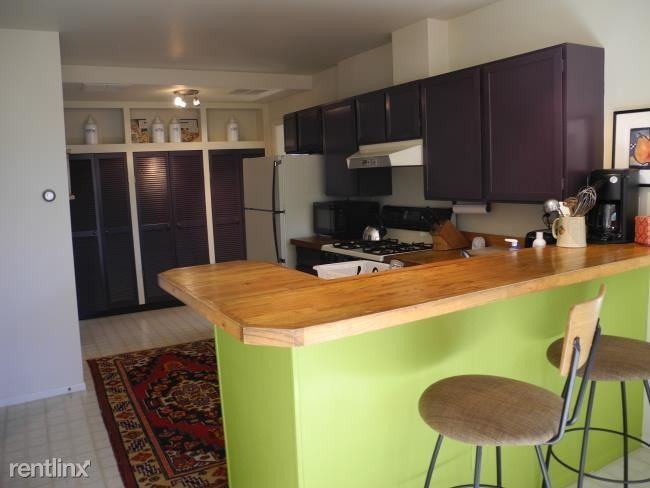 1040 Pine St - Photo 2 of 8