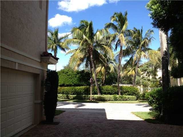 996 Sanibel Dr - Photo 2 of 9