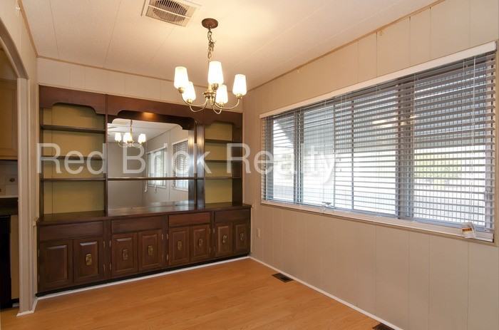 2336 N Floyd Dr - Photo 3 of 12