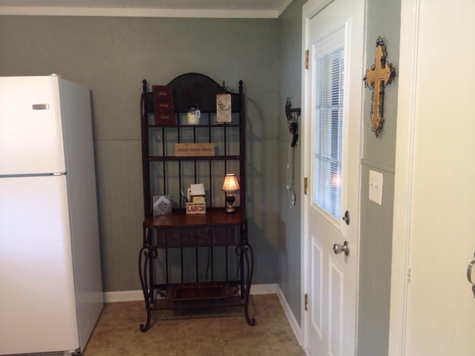 924 Hilltop Dr - Photo 3 of 7