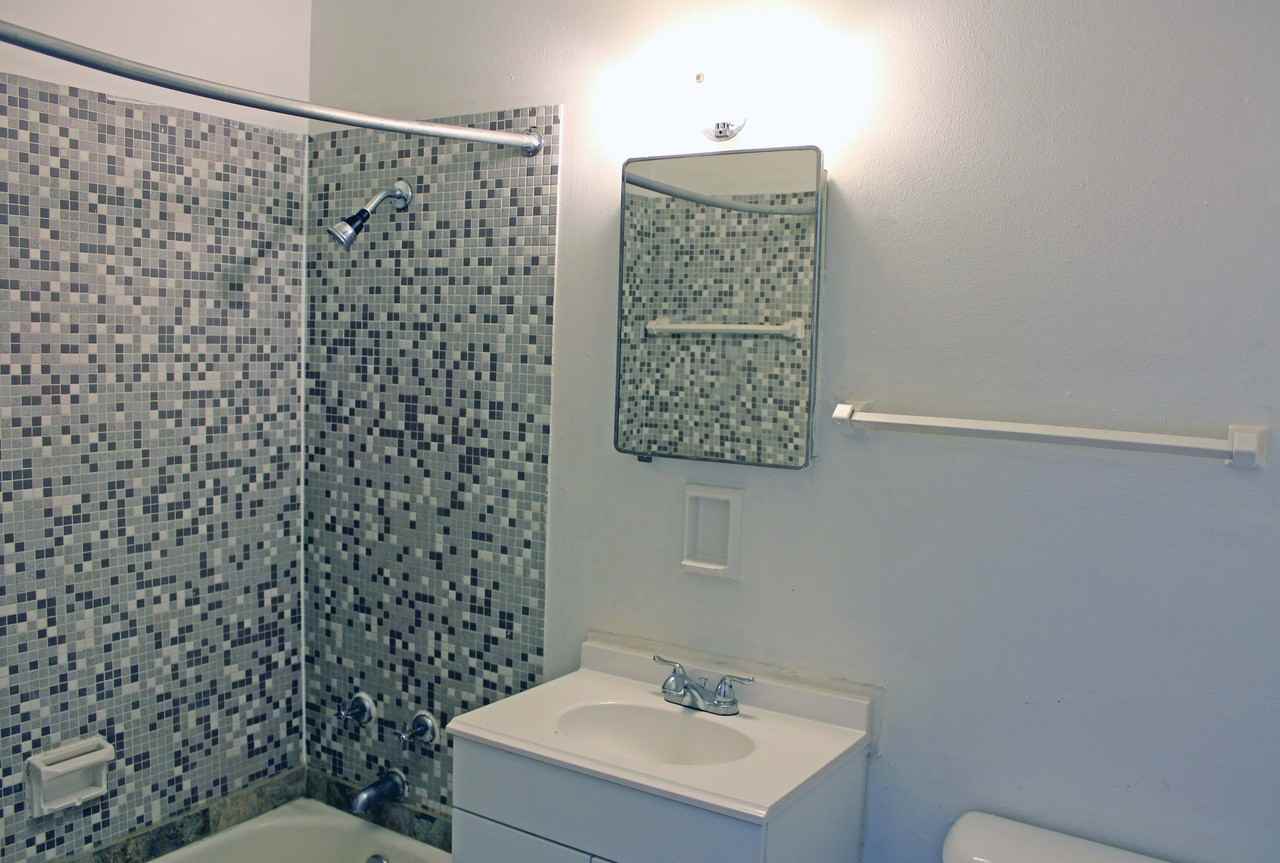 Sherman Gardens Apt. - Photo 3 of 10