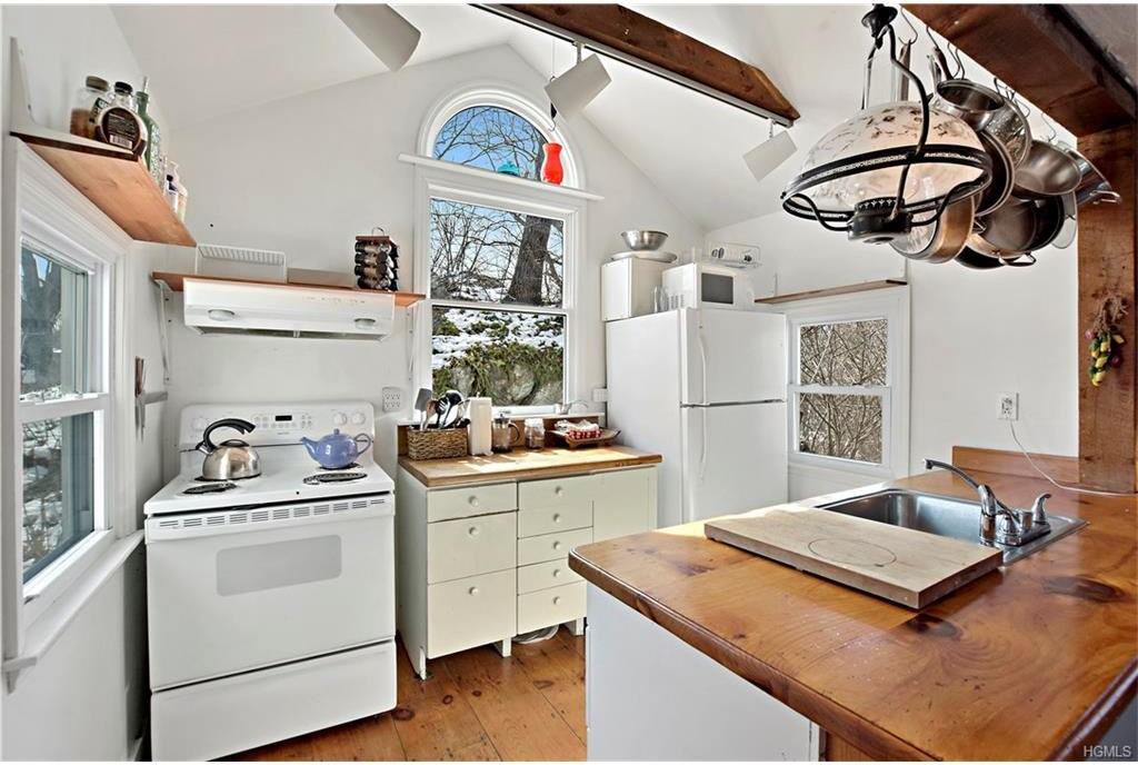 1311 Kitchawan Rd - Photo 3 of 9