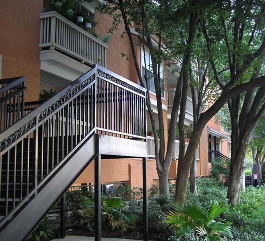 Rawlins St #B1 - Photo 3 of 4