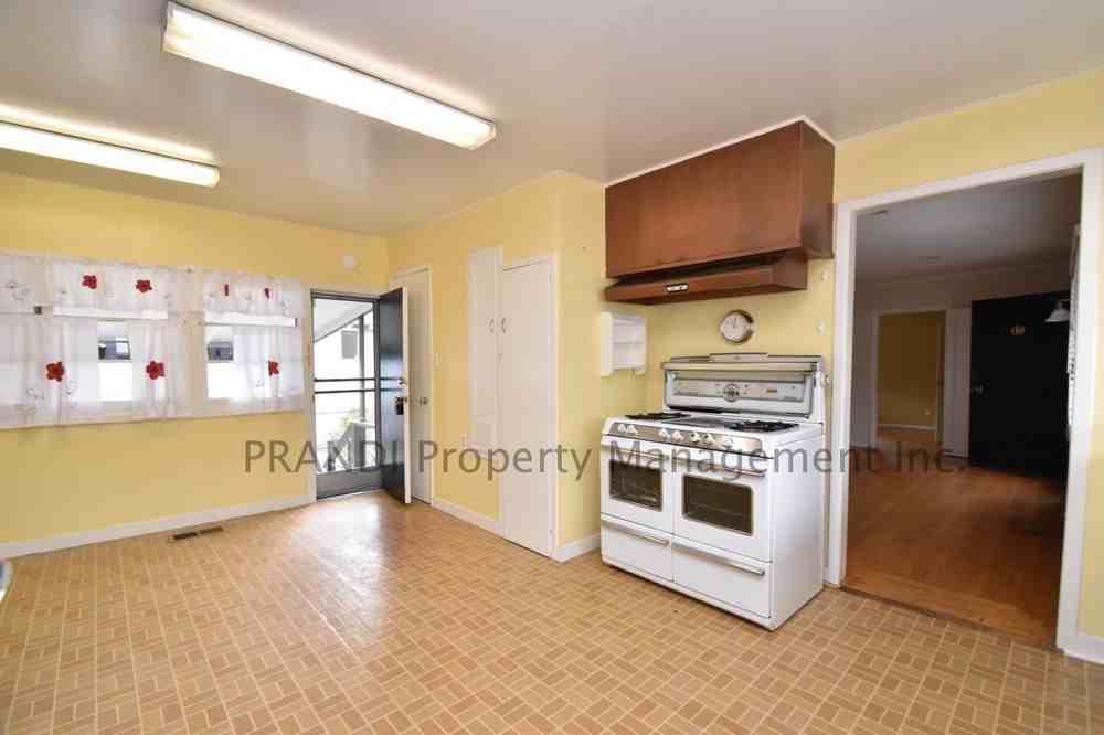 42 Mooring Rd - Photo 3 of 12