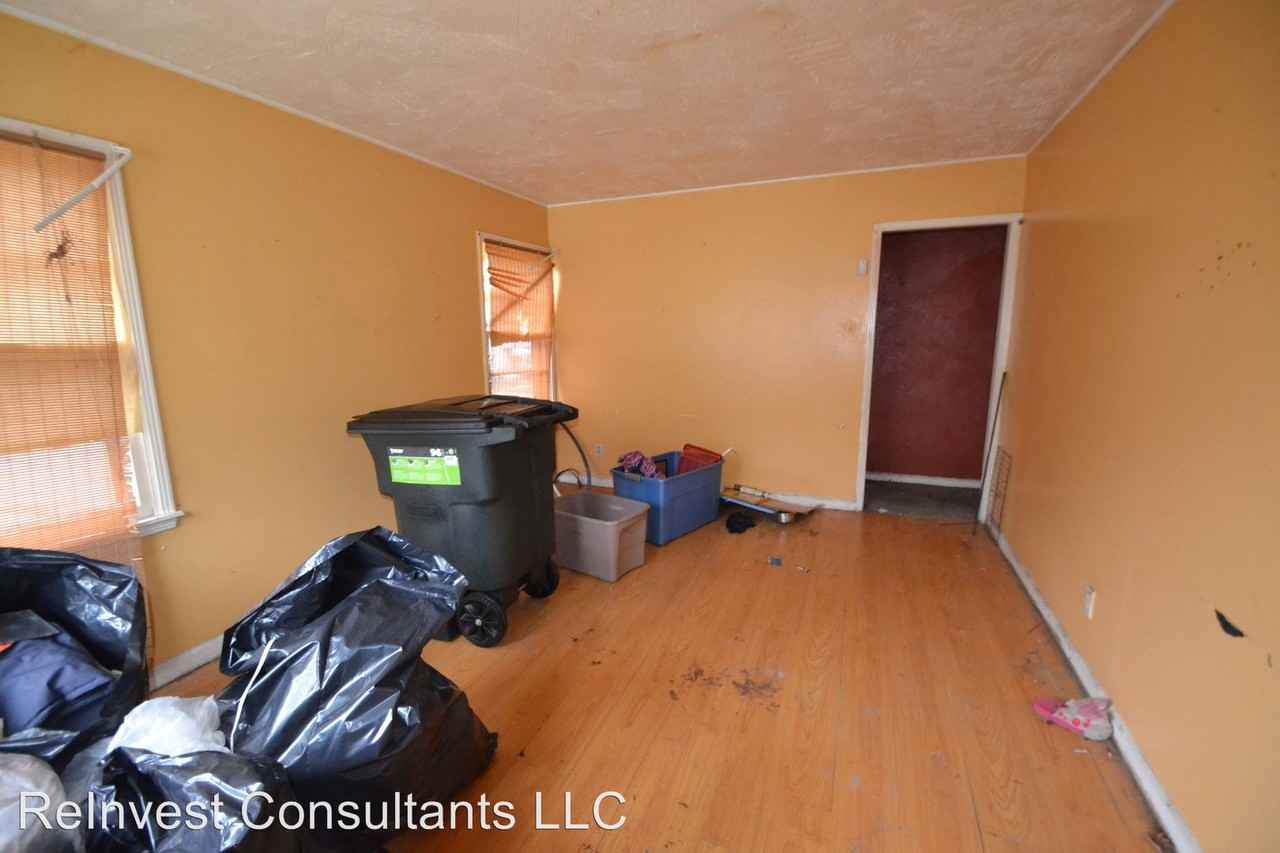 4731 Chickering Ave - Photo 2 of 12