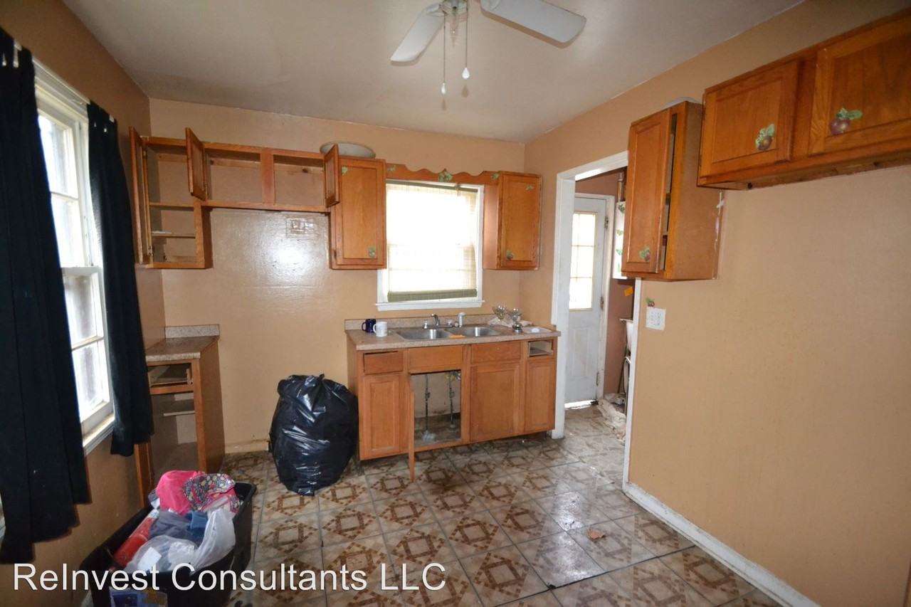 4731 Chickering Ave - Photo 3 of 12