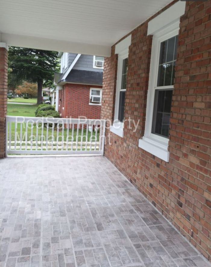 111 Pear Ave - Photo 3 of 11