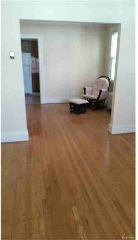 829 Beaconsfield Ave - Photo 3 of 18