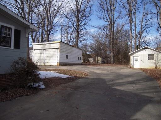 711 Sherbrook Dr - Photo 2 of 14