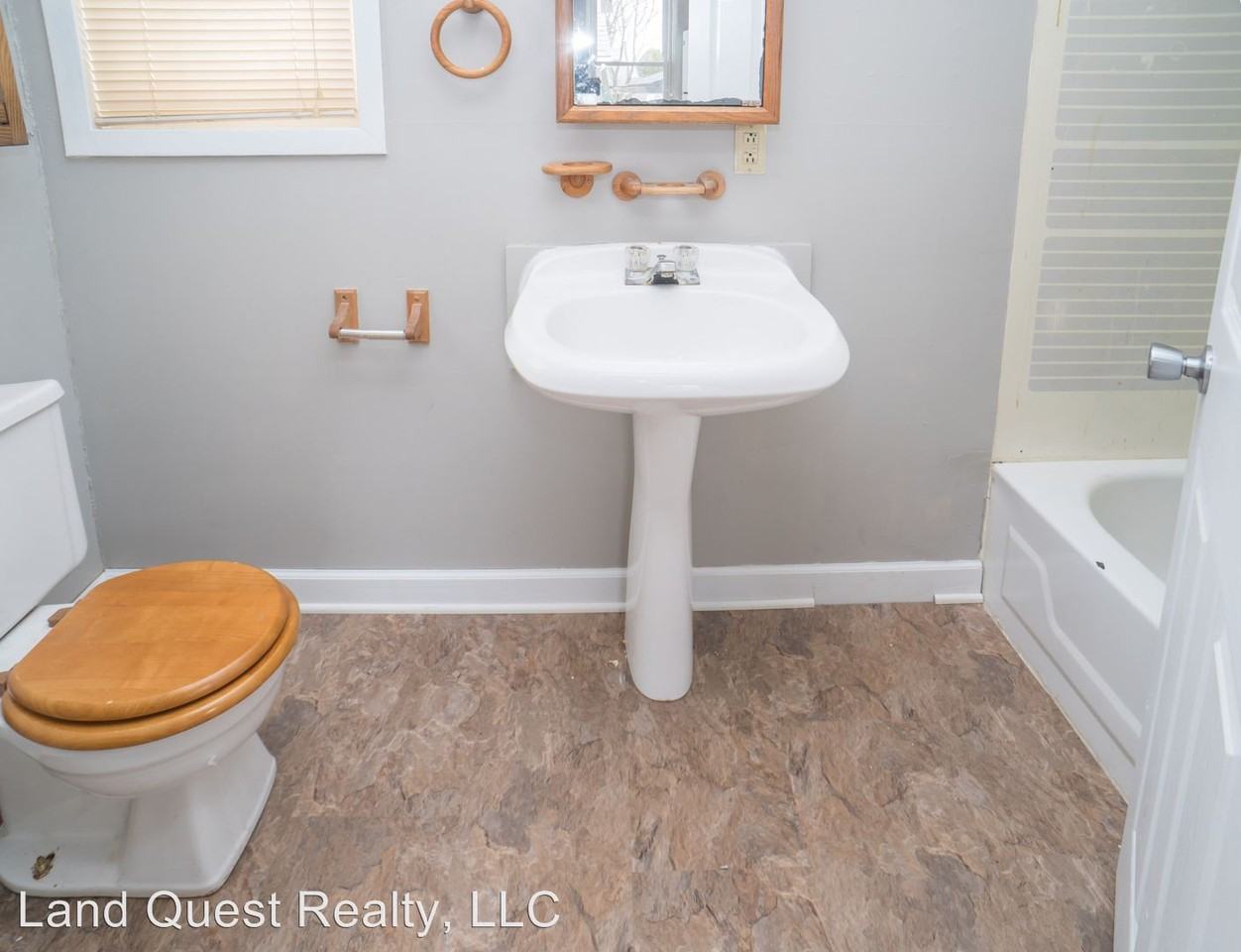 610 40th Pl - Photo 2 of 10