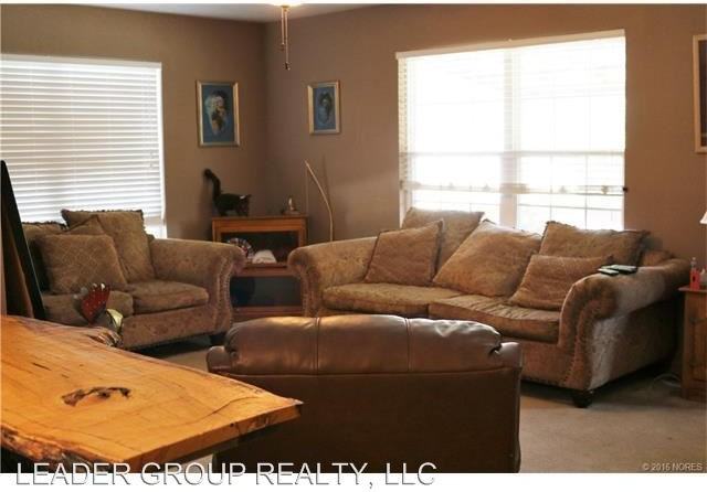 11 W Bolen Ave - Photo 2 of 15