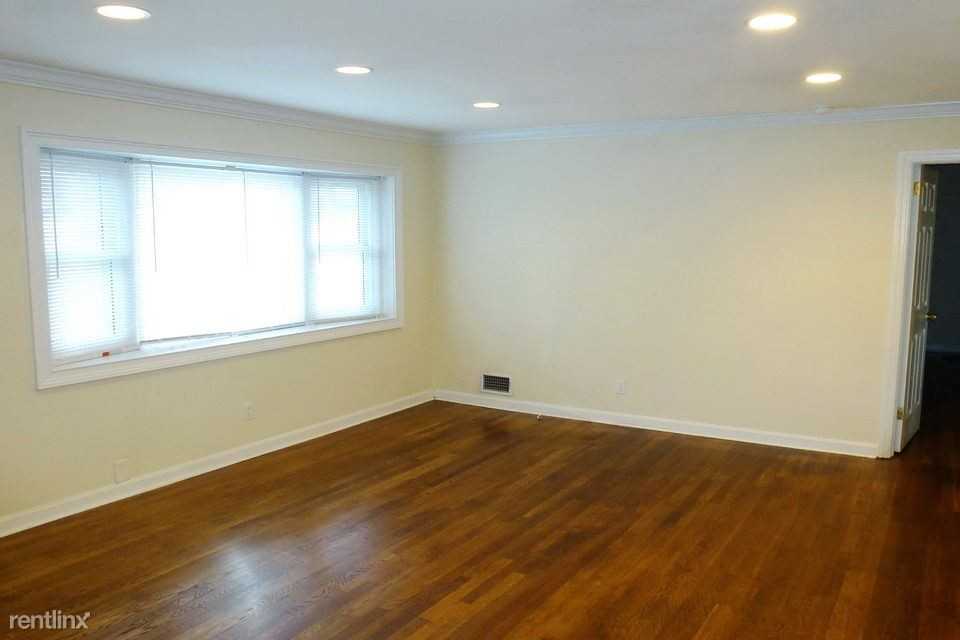 2271 Parkway Ct - Photo 3 of 11