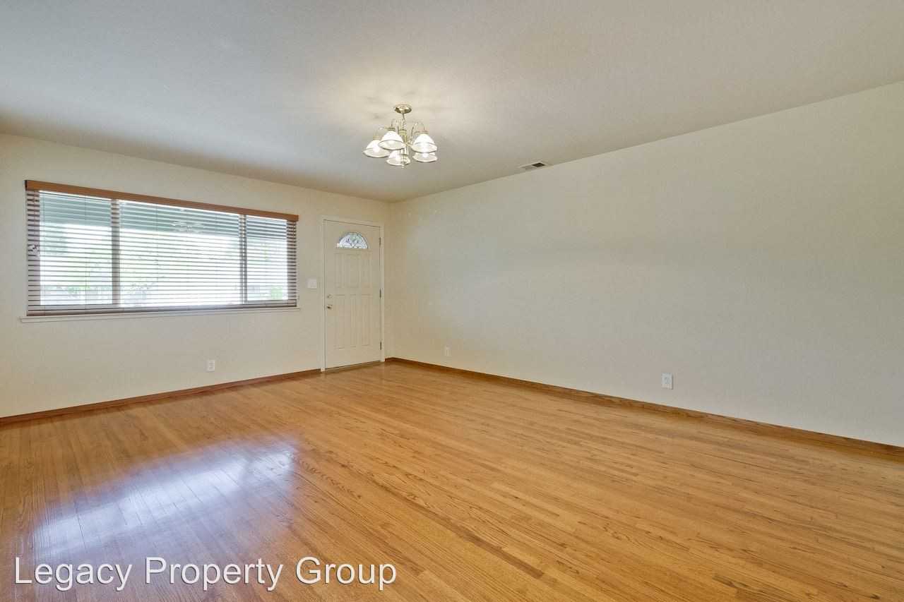 5046 Castlewood Dr - Photo 3 of 23