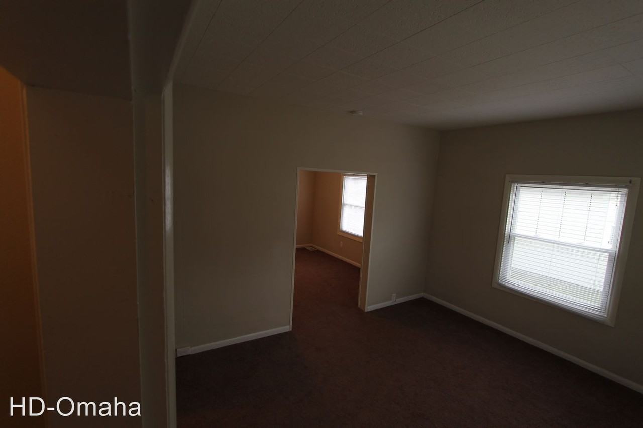 4517 S 39th St - Photo 3 of 10