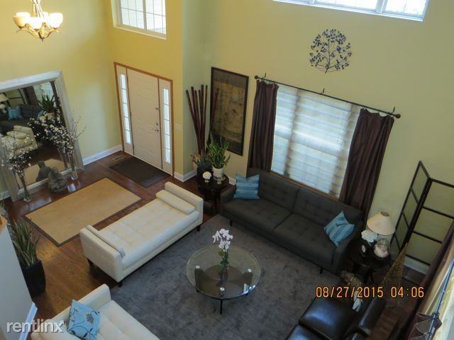 468 S Collins St - Photo 3 of 10