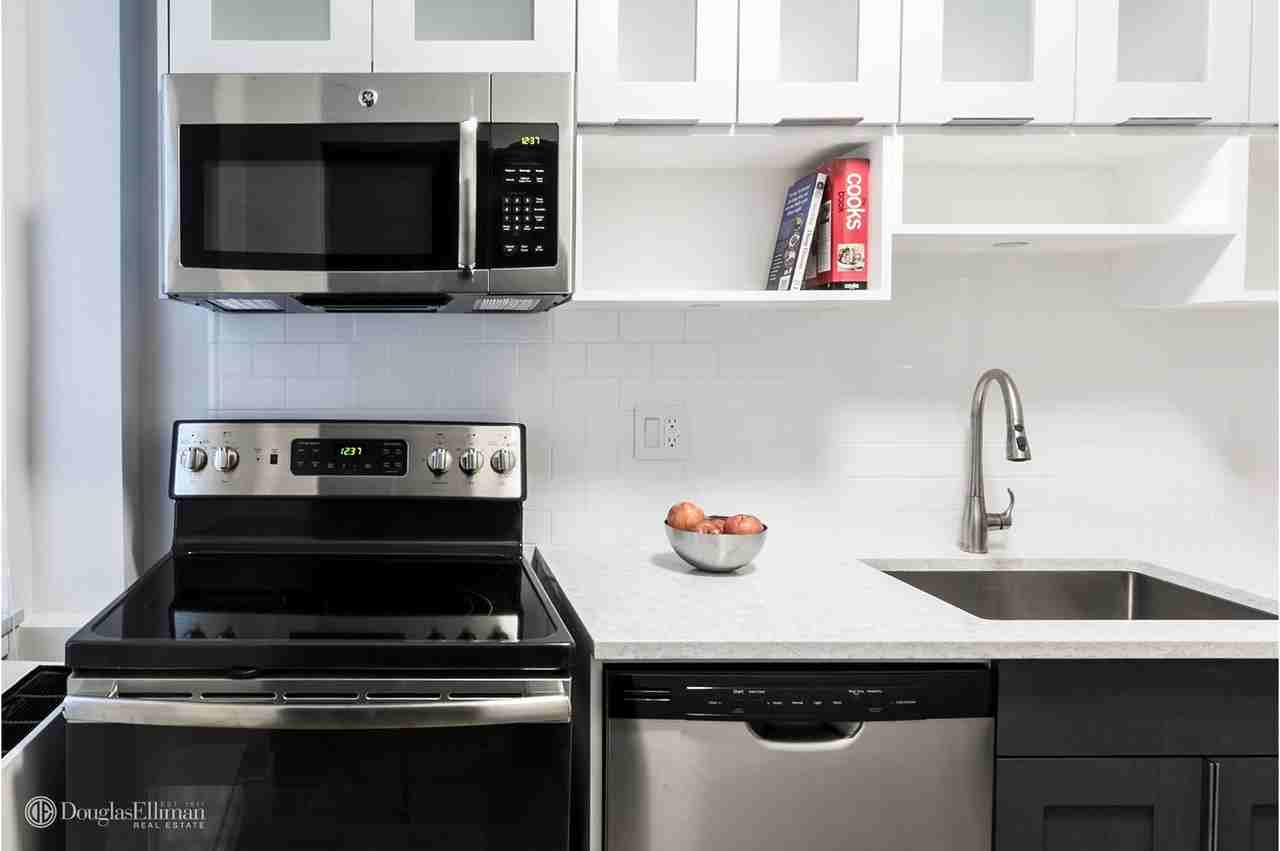 225 W 34th St #19C09