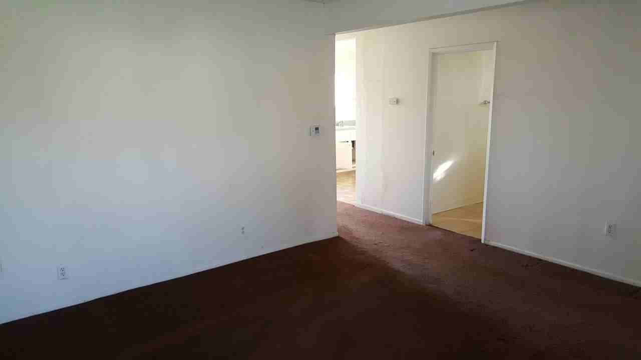 1495 W 9th St - Photo 2 of 6