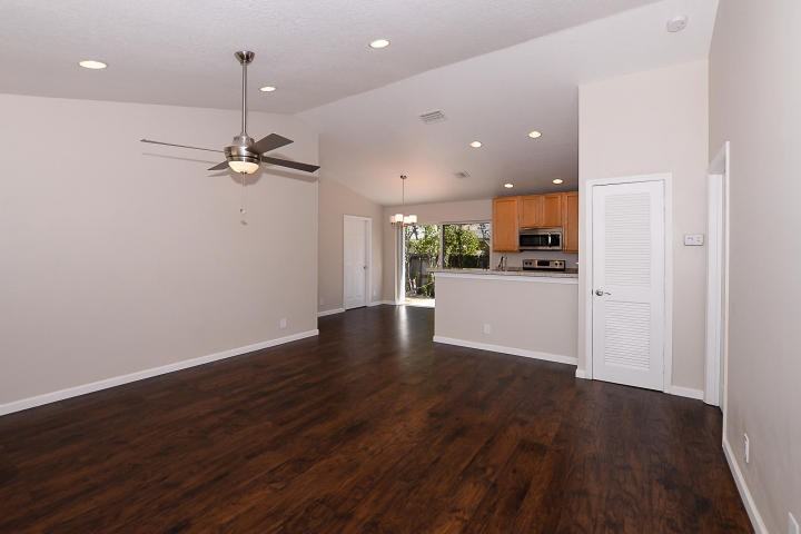 620 Oak Street - Photo 3 of 4