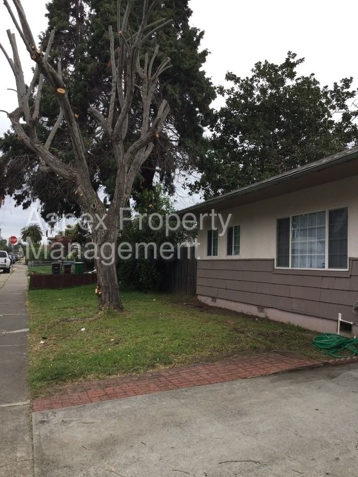 27386 Whitman St - Photo 2 of 18