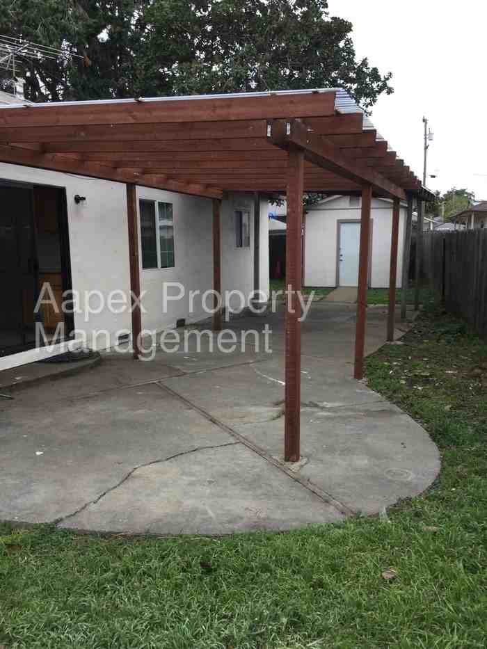 27386 Whitman St - Photo 3 of 18