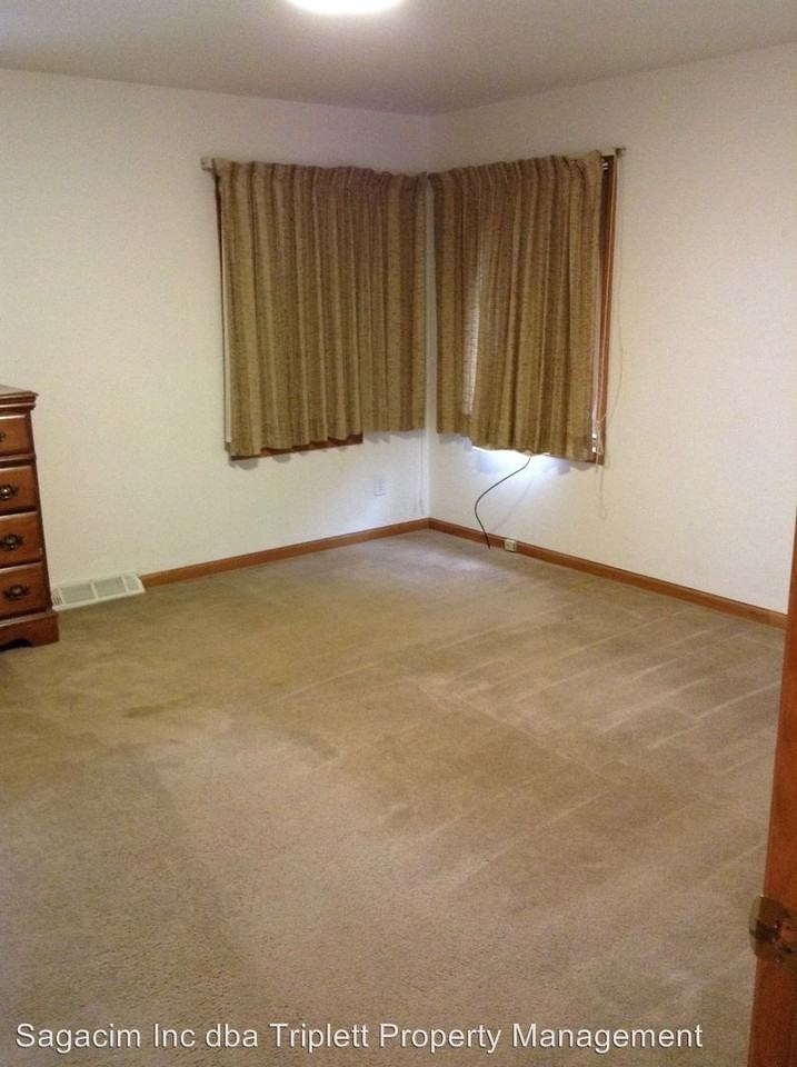 56733 170th St - Photo 3 of 11