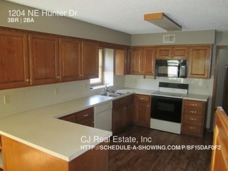 1204 NE Hunter's Rd - Photo 2 of 9