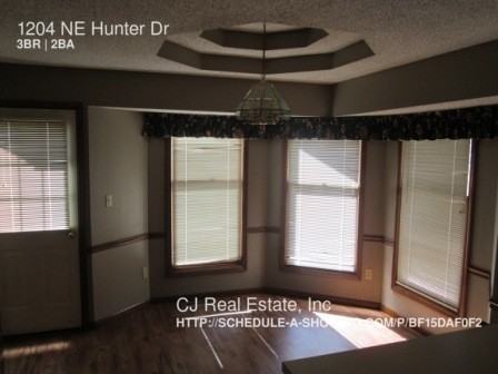 1204 NE Hunter's Rd - Photo 3 of 9