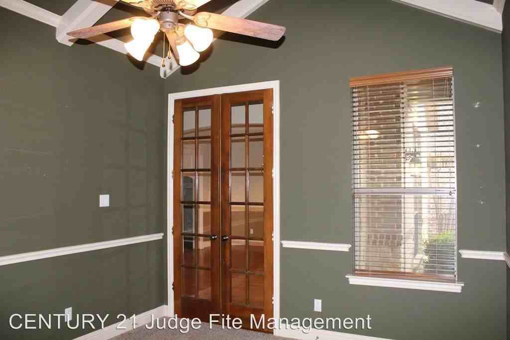 211 Versailles Ln - Photo 2 of 10