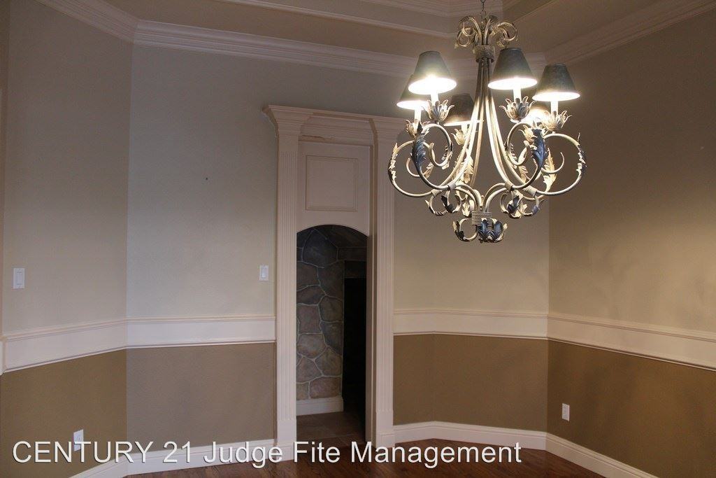 211 Versailles Ln - Photo 3 of 10