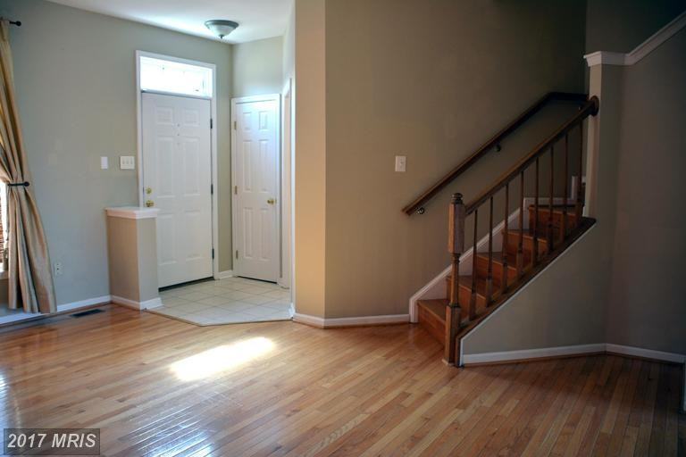 10702 Enfield Dr - Photo 3 of 28